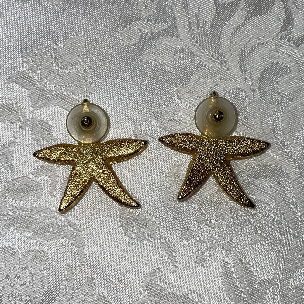 Vintage gold-toned starfish stud earrings with faux pearls. - Picture 2 of 4